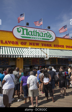 Nathan, berühmt für seine Hot-Dogs ist immer voll auf Coney Island, Brooklyn, NY. Stockfoto