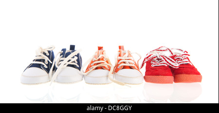 Baby Sportschuhe isoliert auf weißem Hintergrund Stockfoto