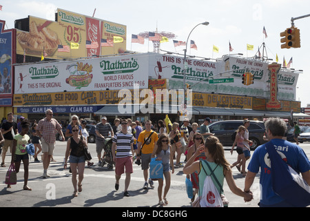 Blick auf die berühmte Nathan ist nach der U-Bahn-Station Coney Island Stillwell & Surf Avenue, Brooklyn, NY verlassen. Stockfoto