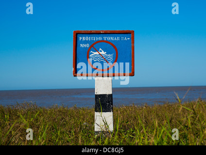 Warnschild am Strand, Beira, Mosambik Stockfoto