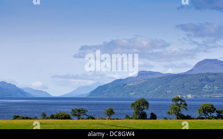 LOCH NESS SCHOTTLAND IN DER NÄHE VON EVE IM FRÜHSOMMER NACH UNTEN DAS LOCH IN RICHTUNG FORT AUGUSTUS Stockfoto