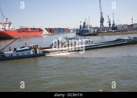 Bagger-Boot bei der Arbeit Hafen von Rotterdam, Niederlande Stockfoto