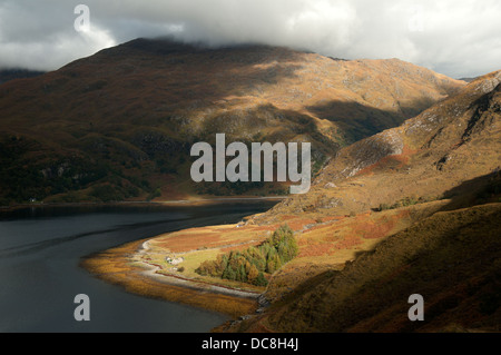 Buidhe Bheinn über Skiary Hütte am Ufer des Loch Hourn, Knoydart, Hochlandregion, Schottland, Großbritannien. Stockfoto