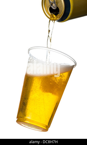 Lagerbier in Kunststoff Einweg Pint Glas gießen Stockfoto