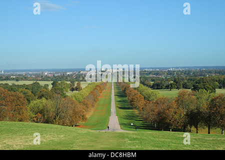 Long Walk im Windsor Great Park in England mit Windsor Castle im Hintergrund und Bäumen in herbstlichen Farben Stockfoto