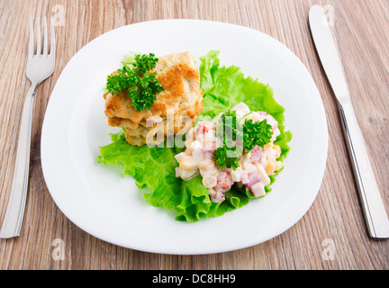 Hähnchen Schnitzel mit Salat auf einem Teller Stockfoto