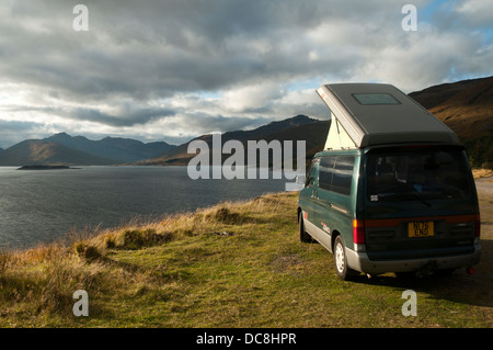 Kleines Wohnmobil lagerten von Loch Quoich, Hochlandregion, Schottland, UK. Die Berge von Knoydart in der Ferne. Stockfoto