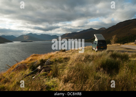 Kleines Wohnmobil lagerten von Loch Quoich, Hochlandregion, Schottland, UK. Die Berge von Knoydart in der Ferne. Stockfoto