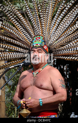 Mann verkleidet als aztekische Krieger Stockfoto