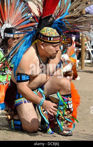 Mann verkleidet als aztekische Krieger Stockfoto