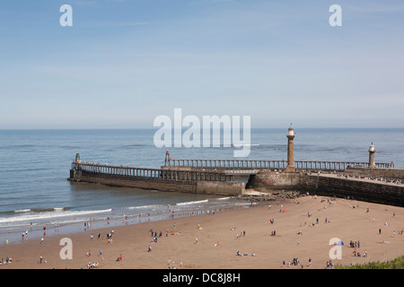 Blick über Bucht Whitby, Yorkshire. Menschen, die den Strand an einem sonnigen Tag genießen. Stockfoto