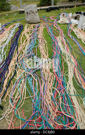 Ecuador, Quito-Bereich. Otavalo Viehmarkt. Bunten Hand geflochten aus Kunststoff Vieh Seil zum Verkauf. Stockfoto