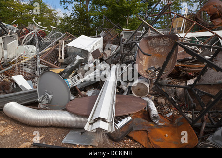 Metallteile werden über auf einer Deponie bestreut. Stockfoto
