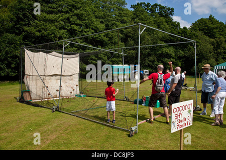 Coconut Shy, Withyham Dorffest, Withyham, Sussex, England Stockfoto