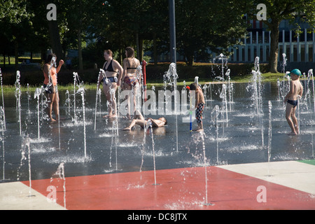 Kinder Jugendliche Abkühlung Wasserfontänen Museum Park Rotterdam Niederlande Stockfoto