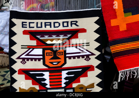 Ecuador, Quito-Bereich. Otavalo Handwerkermarkt. Textile Wolldecke mit Ecuador Text. Stockfoto