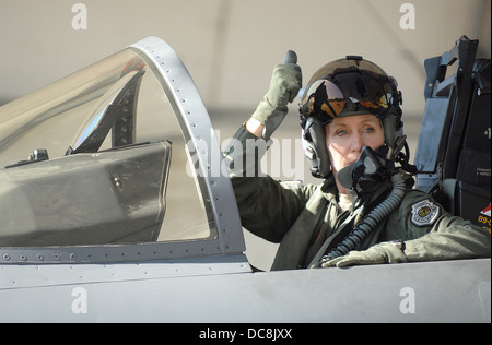 US Air Force Colonel Jeannie Leavitt, der Kommandeur der 4. Kämpfer-Flügel, signalisiert ihr Crewchief vor dem Start in ein Kampfflugzeug F-15E Strike Eagle 17. Juli 2013 von Seymour Johnson Air Force Base, NC. Die 336th Fighter Squadron wieder aufgenommen, fliegen, nachdem eine dreimonatige Aussetzung wegen Budget schneidet. Stockfoto