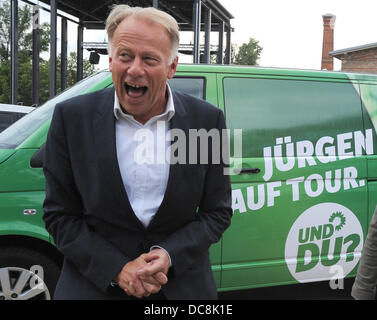 Spitzenkandidatin der grünen Partei, Juergen Trittin steht lachend vor seinem Minivan in Potsdam, Deutschland, 12. August 2013. Die grüne Partei begann ihre Wahlkampftour in Potsdam. Foto: BERND SETTNIK Stockfoto