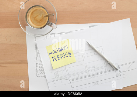 Feiertage bitte geschrieben auf ein Post-It auf Arbeit-Übersicht Stockfoto