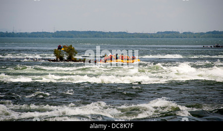 Kajaks auf den Lachine-Stromschnellen in Montreal. Stockfoto