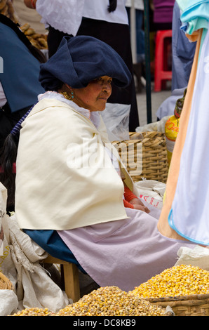 Ecuador, Quito-Bereich. Otavalo Markt. Indigene Otavalenos Frau im traditionellen Hochlandkleidung. Stockfoto