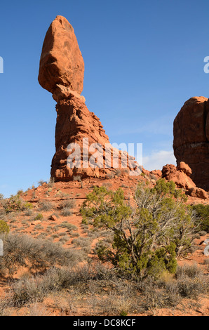 Abendlicht am Balanced Rock im Arches-Nationalpark, Utah, USA Stockfoto