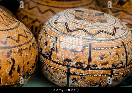 Ecuador, Quito-Bereich. Otavalo Handwerkermarkt. Hand geschnitzt getrocknete Kürbissen. Stockfoto