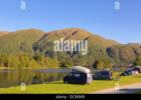 Camper camping auf einem Campingplatz am See von See Haukeland auf einem sonnigen Sommerabend in der Nähe von Bergen, Hordaland, Norwegen, Scandinavia Stockfoto