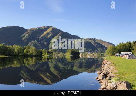 Campingplatz am See durch ruhige See Haukeland reflektieren Hügel an einem Sommermorgen in der Nähe von Bergen, Hordaland, Norwegen, Scandinavia Stockfoto