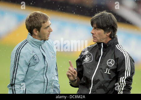 Mainz, Deutschland. 12. August 2013. Joachim Loew (R)-deutschen nationalen Fußball-Trainer und Spieler Philipp Lahm sprechen während das öffentliche Training der deutschen Fußball-Nationalmannschaft in der Coface Arena in Mainz, Deutschland, 12. August 2013. Foto: FREDRIK VON ERICHSEN/Dpa/Alamy Live-Nachrichten Stockfoto