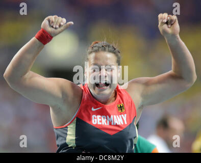 Moskau, Russland. 12. August 2013. Christina Schwanitz Deutschland reagiert im Kugelstoßen der Frauen bei den 14. Weltmeisterschaften in der Leichtathletik im Luzhniki-Stadion in Moskau, Russland, 12. August 2013. Foto: Michael Kappeler/Dpa/Alamy Live News Stockfoto