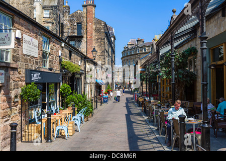 Cafés, Bars und Restaurants in der John Street in der Altstadt im Zentrum, Harrogate, North Yorkshire, England, UK Stockfoto