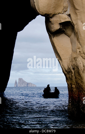 Ecuador, Galapagos. Blick auf Kicker Rock (aka Leon Dormido) durch eine Höhle von San Cristobal. Stockfoto