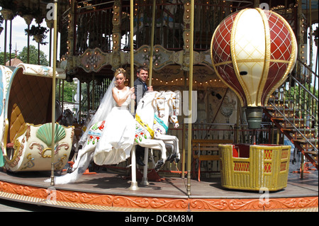Brautpaar auf dem alten Garten Kreisverkehr, Trocadero, Paris, Frankreich Stockfoto