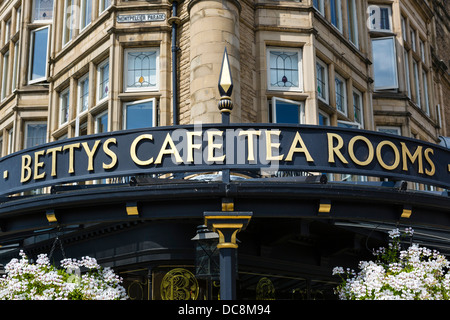 Bettys Cafe Tee Zimmer, Parliament Street, Harrogate, North Yorkshire, England, UK Stockfoto