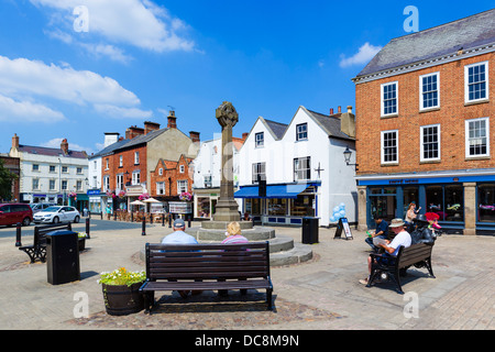 Geschäfte in der historischen alten Marktplatz, Knaresborough, North Yorkshire, England, UK Stockfoto