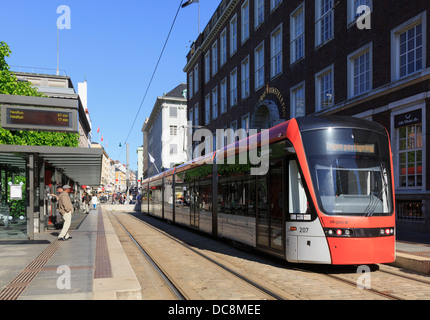 Neues Hudson-Bergen Light Rail-Straßenbahn im Stadtzentrum Bahnhof Endstation Byparken. Bergen, Hordaland, Norwegen, Scandinavia Stockfoto