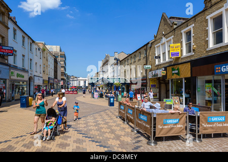 Geschäfte und Cafés an der neuen Fußgängerzone in der Stadt-Zentrum, Huddersfield, West Yorkshire, England, UK Stockfoto