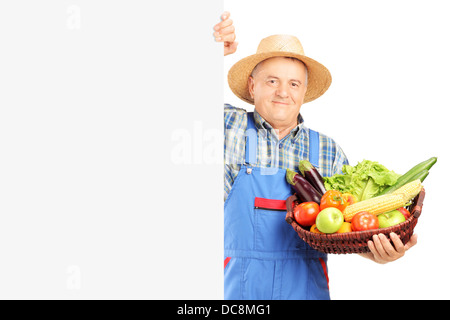 Reife Floristen halten einen Blumenstrauß und posiert auf eine Blindplatte Stockfoto