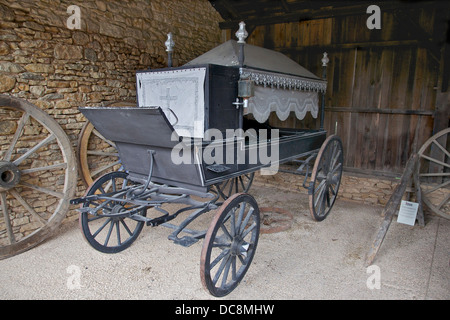 Eine alte ländliche Horse-drawn Leichenwagen. Le Bugue, Dordogne, Frankreich. Stockfoto