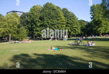 Die Menschen genießen Sommer Wetter Het Park Rotterdam Niederlande Stockfoto