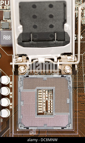 Steckplatz für den Prozessor 1150 auf braune motherboard Stockfoto