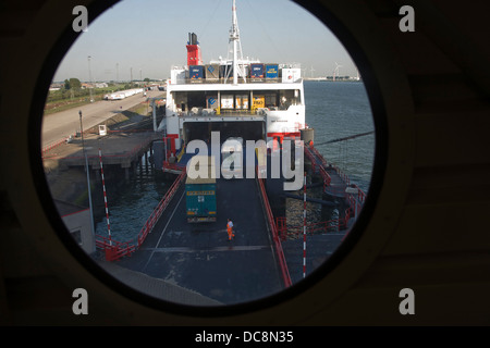 Ro-Ro-Fahrzeug Fracht Fähre Lkw Fahrzeuge laden entladen Hoek Van Holland-Niederlande Stockfoto