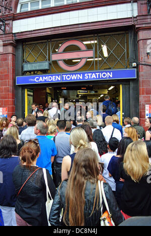 London, UK. 12. August 2013. Signalausfall bei Camden Town Station verursacht Rush-Hour Chaos in London, England mit riesige Warteschlangen und Gedränge der Pendler sichern an Stationen überall in der U-Bahn auf der Northern Line-Credit: Paul Brown/Alamy Live News Stockfoto