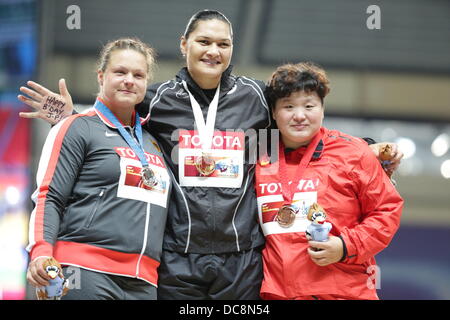 Moskau, Russland. 12. August 2013. Zweite platzierte Christina Schwanitz Deutschland (L-R), Gewinner, die Valerie Adams aus Neuseeland und dritte platzierte Lijiao Gong von China auf dem Podium nach dem Kugelstoßen der Frauen bei den 14. Weltmeisterschaften in der Leichtathletik im Luzhniki-Stadion in Moskau, Russland, 12. August 2013 darstellen. Foto: Michael Kappeler/Dpa/Alamy Live News Stockfoto