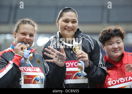 Moskau, Russland. 12. August 2013. Zweite platzierte Christina Schwanitz Deutschland (L-R), Gewinner, die Valerie Adams aus Neuseeland und dritte platzierte Lijiao Gong von China auf dem Podium nach dem Kugelstoßen der Frauen bei den 14. Weltmeisterschaften in der Leichtathletik im Luzhniki-Stadion in Moskau, Russland, 12. August 2013 darstellen. Foto: Michael Kappeler/Dpa/Alamy Live News Stockfoto