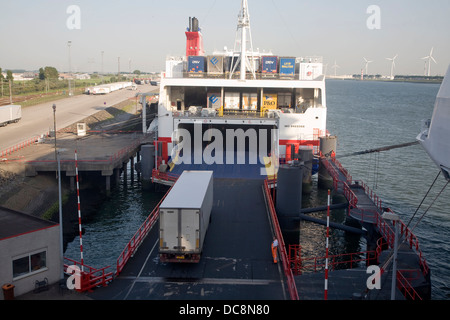 Ro-Ro-Fahrzeug Fracht Fähre Lkw Fahrzeuge laden entladen Hoek Van Holland-Niederlande Stockfoto