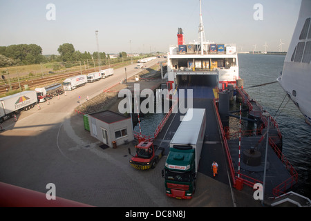 Ro-Ro-Fahrzeug Fracht Fähre Lkw Fahrzeuge laden entladen Hoek Van Holland-Niederlande Stockfoto