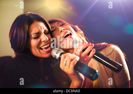 Zwei Frauen singen Karaoke. Stockfoto
