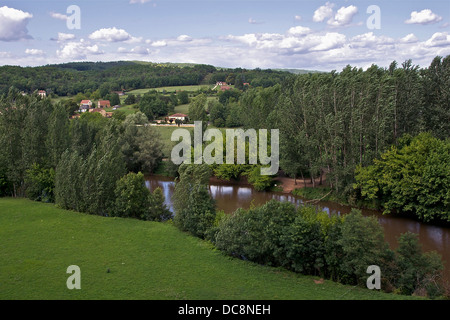 Die Vézère Fluss und einer typischen Landschaft des "schwarzen Périgord", wie gesehen von La Roque Saint-Christophe, Dordogne, Frankreich. Stockfoto